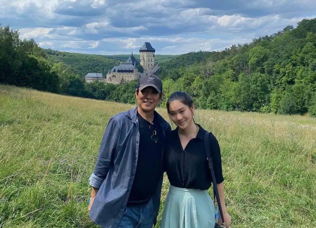 震惊！62岁李连杰与女儿出游被粉丝“围堵”，场面暖心又混乱！