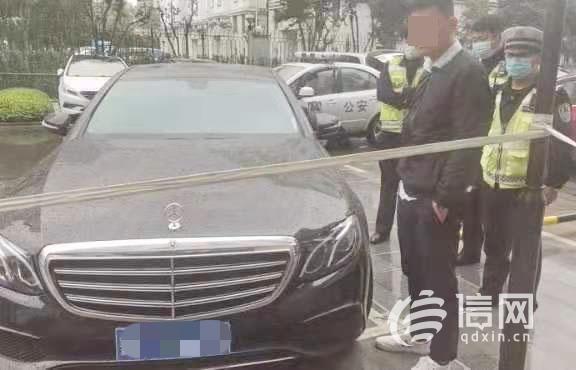 震惊！奔驰司机路怒症爆发，竟用高尔夫球杆狂砸前车！已被刑拘！