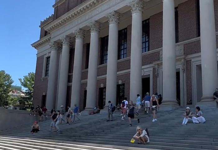 震惊！哈佛大学为何硬刚美政府？背后真相令人深思！