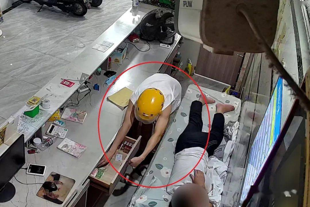 惊魂时刻！男子入室行凶竟点外卖报警，机智操作救了自己一命